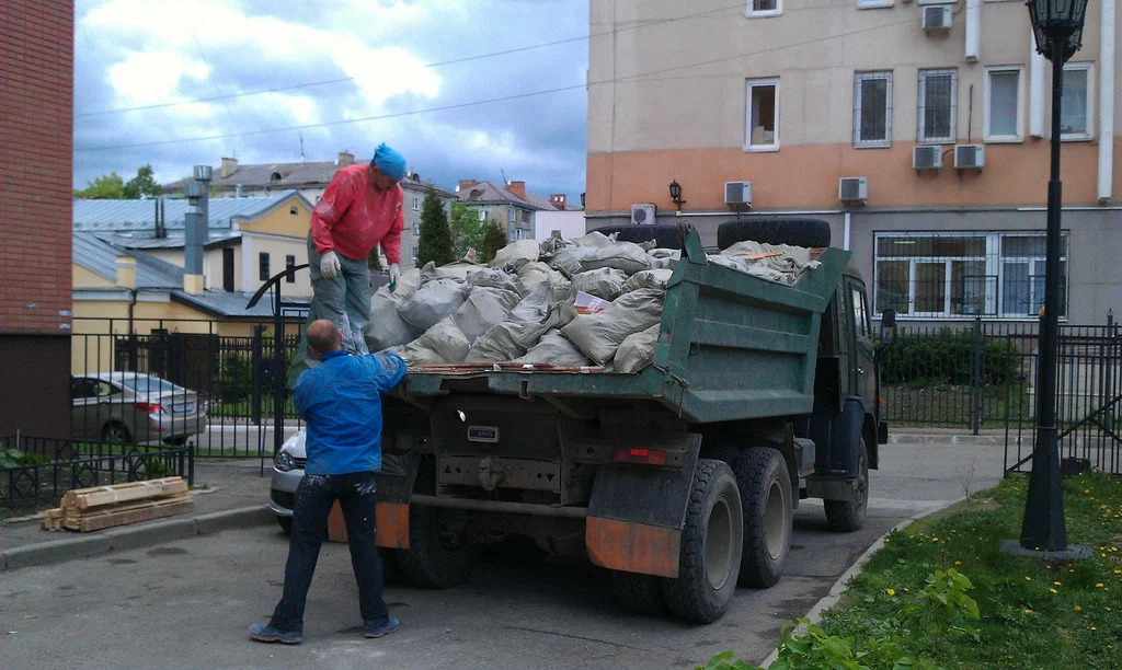 Вывоз строительного мусора в Ленинске-Кузнецком от 1635 руб. – ПроМусор