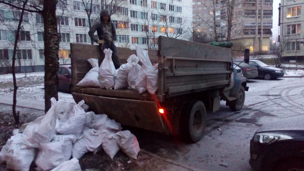 Вывоз мусора в мешках в Ленинске-Кузнецком в октябре