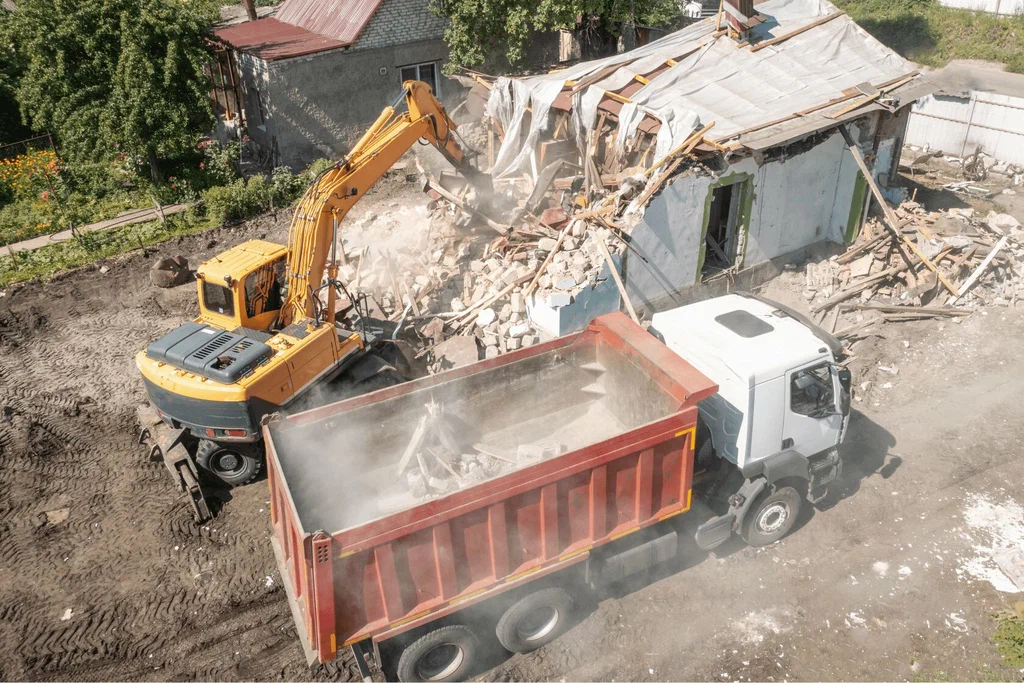 Вывоз мусора после сноса зданий с выездом в Ленинске-Кузнецком в октябре