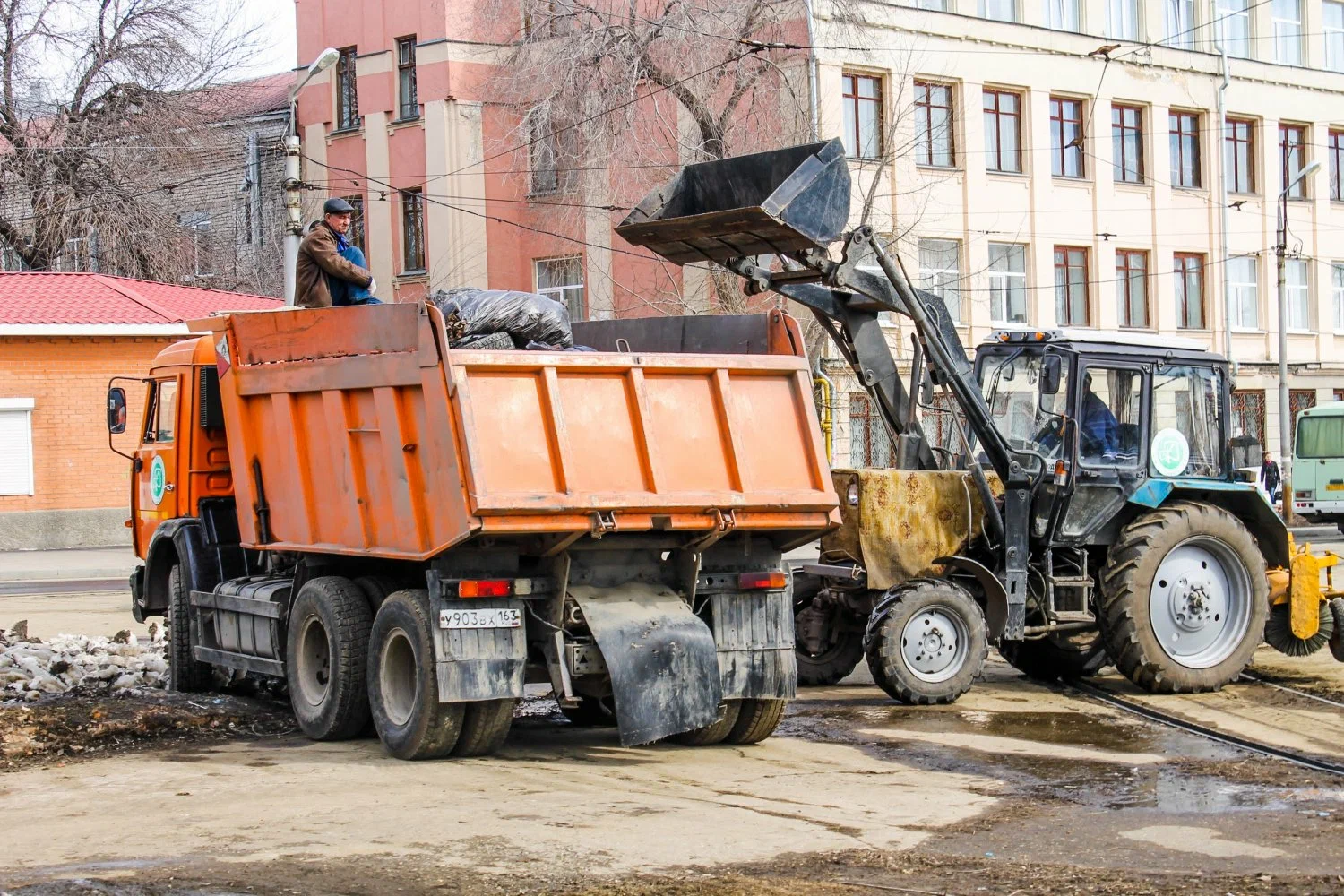 Вывоз мусора Камазом в Ленинске-Кузнецком – аренда и заказ Камаза 10 тонн от 2402 руб. в ПроМусор