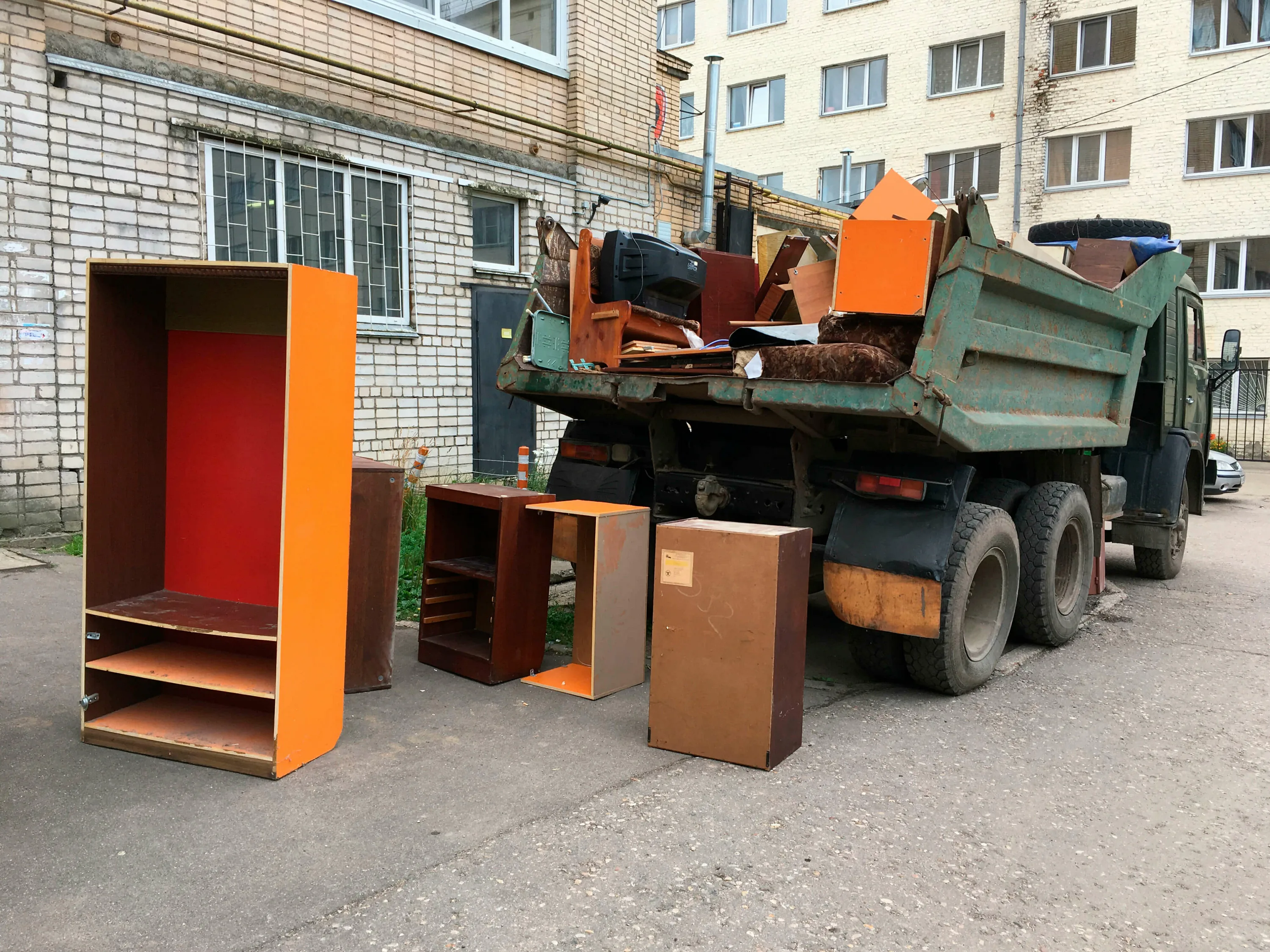 Утилизация старой мебели с вывозом и разбором в Ленинске-Кузнецком в октябре