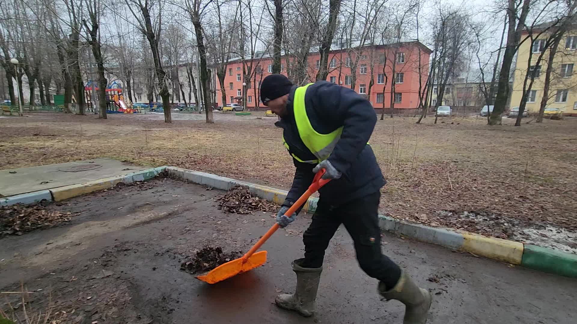Уборка территорий в Ленинске-Кузнецком в октябре