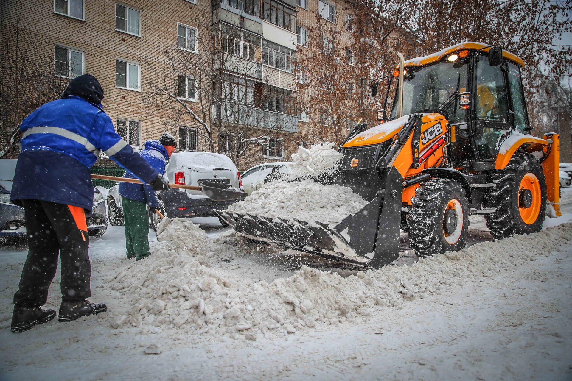 Очистка дворов от снега и наледи в Ленинске-Кузнецком — уборка снега, трактор и ручная, цены от 511 руб. | ПроМусор