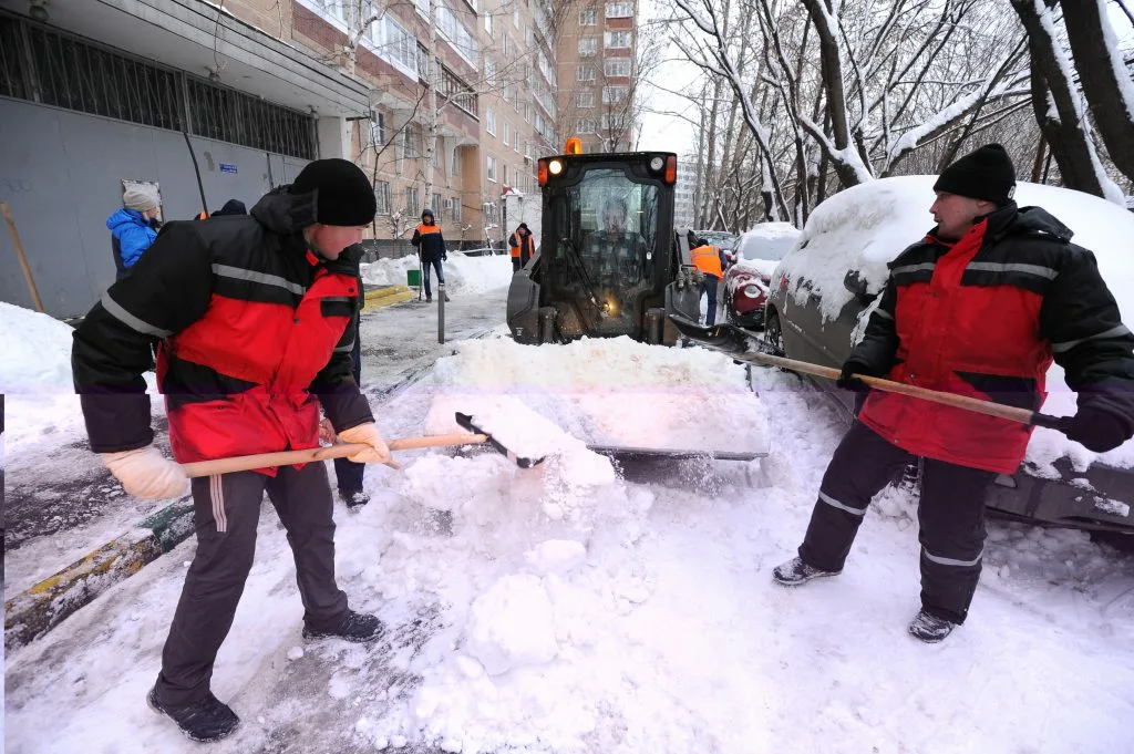 Очистка дворов от снега с гарантией результата в Ленинске-Кузнецком в октябре