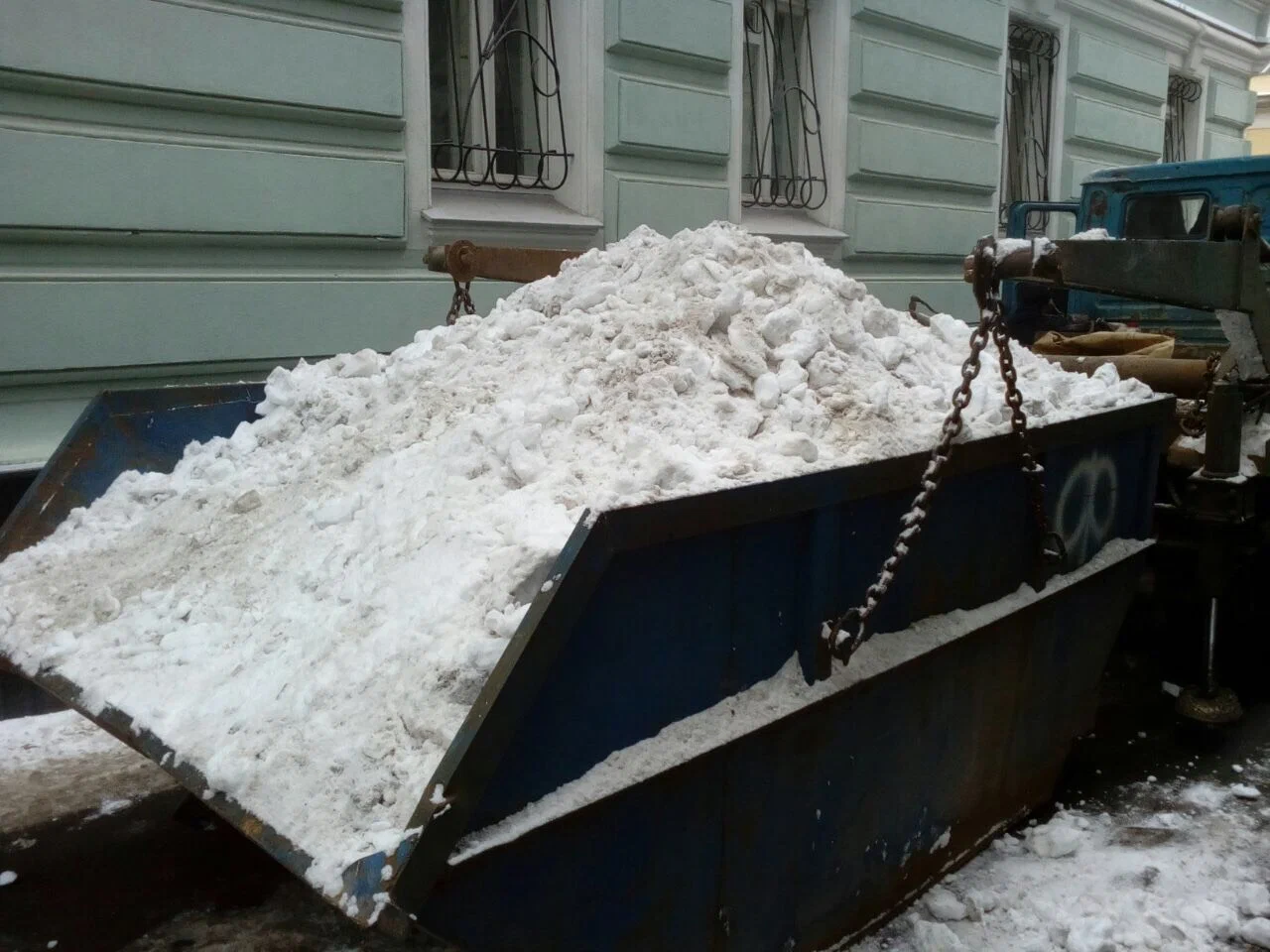 Вывоз снега контейнерами в Ленинске-Кузнецком в октябре
